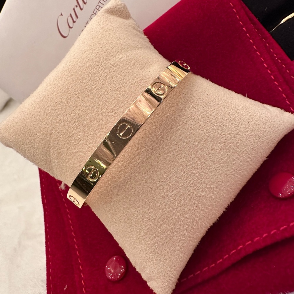 Cartier love bracelet in gold. Size 17.